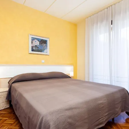 דירה Mediterranes In Mit Pool, Parkplatz, Grill, Klima, Wifi רוביני