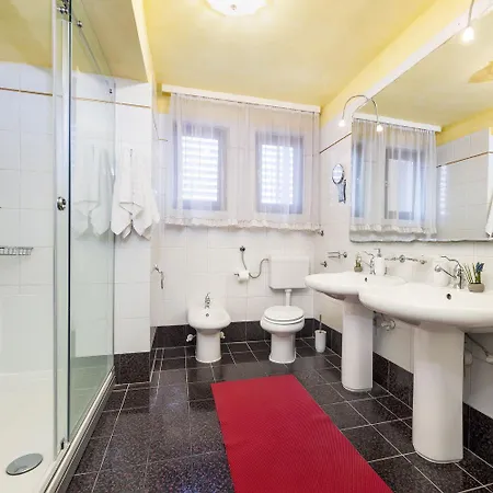 アパート Mediterranes In Mit Pool, Parkplatz, Grill, Klima, Wifi
