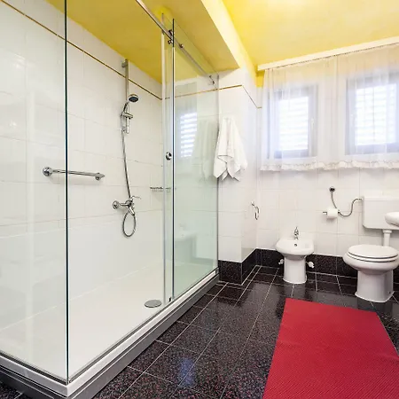 Mediterranes In Mit Pool, Parkplatz, Grill, Klima, Wifi