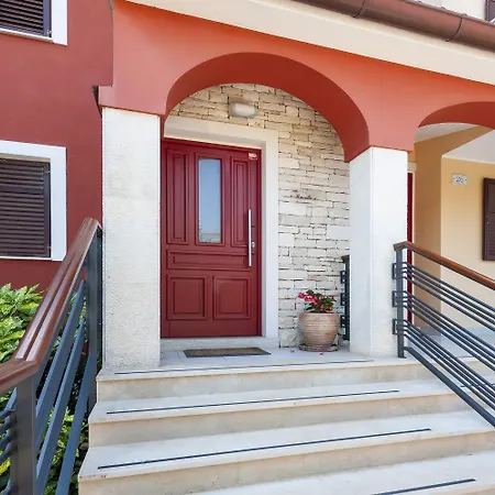 Mediterranes In Mit Pool, Parkplatz, Grill, Klima, Wifi רוביני