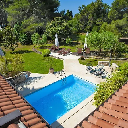 Mediterranes In Mit Pool, Parkplatz, Grill, Klima, Wifi רוביני