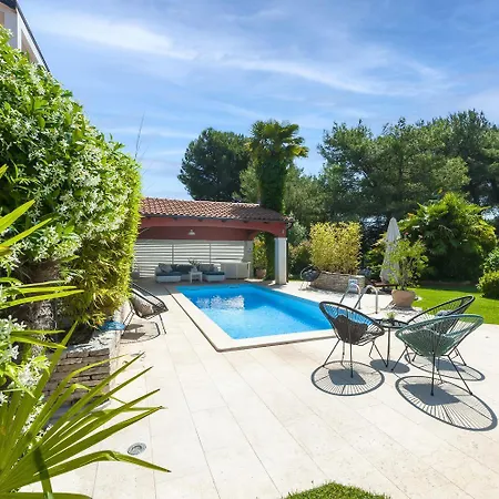 Mediterranes In Mit Pool, Parkplatz, Grill, Klima, Wifi