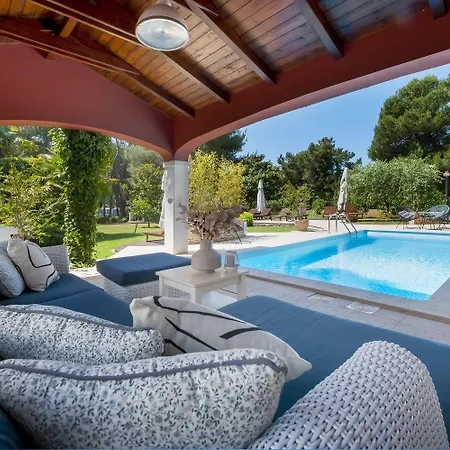 Mediterranes In Mit Pool, Parkplatz, Grill, Klima, Wifi * ロヴィニ